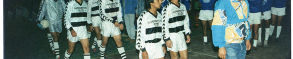 Desfile de equipo de baby fútbol