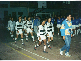 Desfile de equipo de baby fútbol