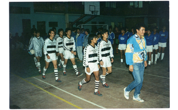 Desfile de equipo de baby fútbol