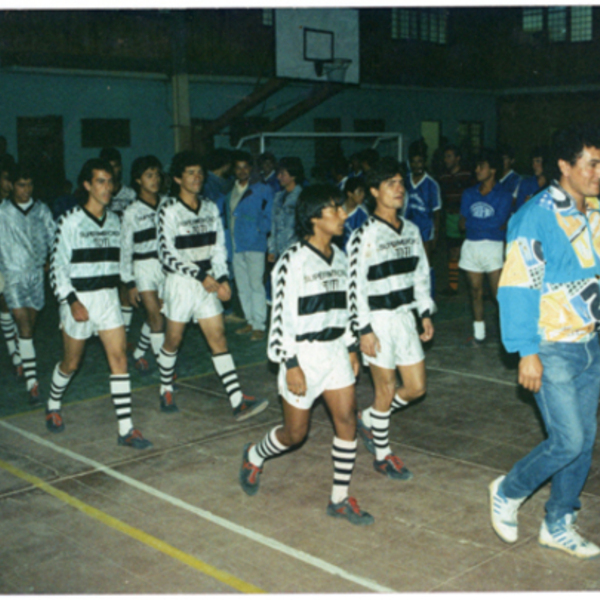 Desfile de equipo de baby fútbol