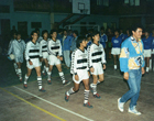 Desfile de equipo de baby fútbol