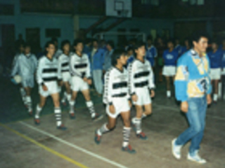 Desfile de equipo de baby fútbol