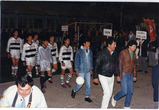 Desfile de equipo de baby fútbol