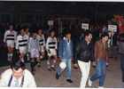 Desfile de equipo de baby fútbol