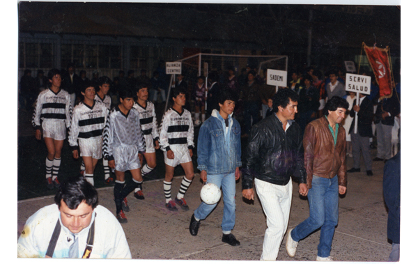 Desfile de equipo de baby fútbol