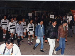 Desfile de equipo de baby fútbol