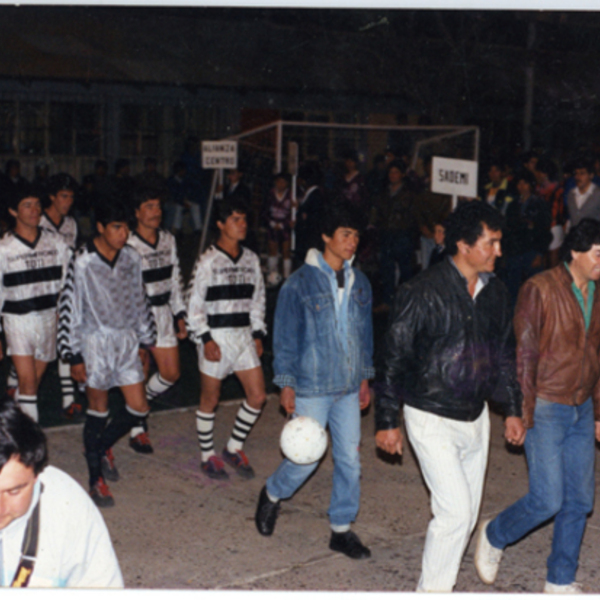 Desfile de equipo de baby fútbol