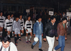 Desfile de equipo de baby fútbol