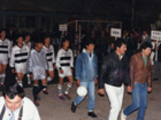 Desfile de equipo de baby fútbol