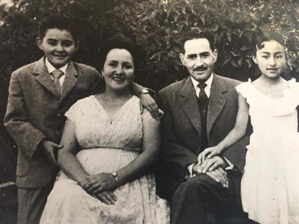 Jorge Fernández y Adelina Jaramillo junto a sus hijos