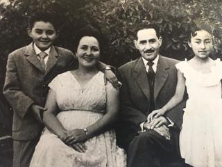Jorge Fernández y Adelina Jaramillo junto a sus hijos