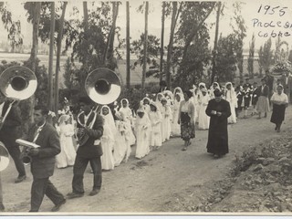 Procesión hacia Las Compuertas Procesión hacia Las Compuertas