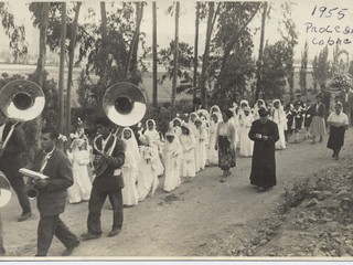 Procesión hacia Las Compuertas