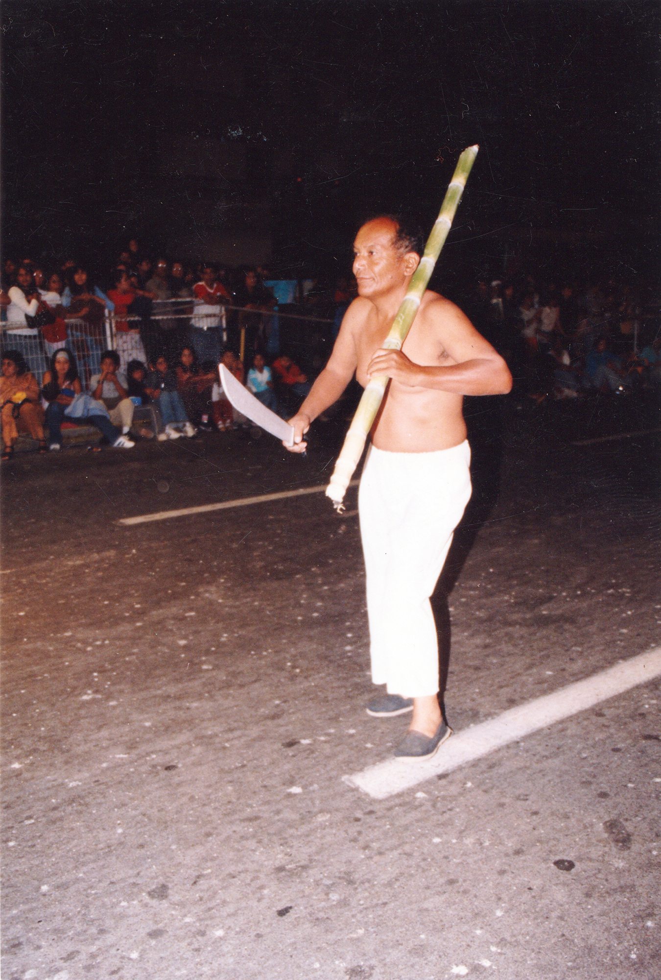 Con machete y caña de azúcar