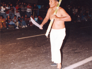 Con machete y caña de azúcar