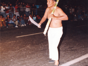 Con machete y caña de azúcar