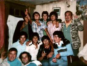 Grupo de amigos en celebración familiar