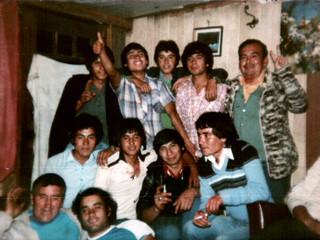 Grupo de amigos en celebración familiar Grupo de amigos en celebración familiar