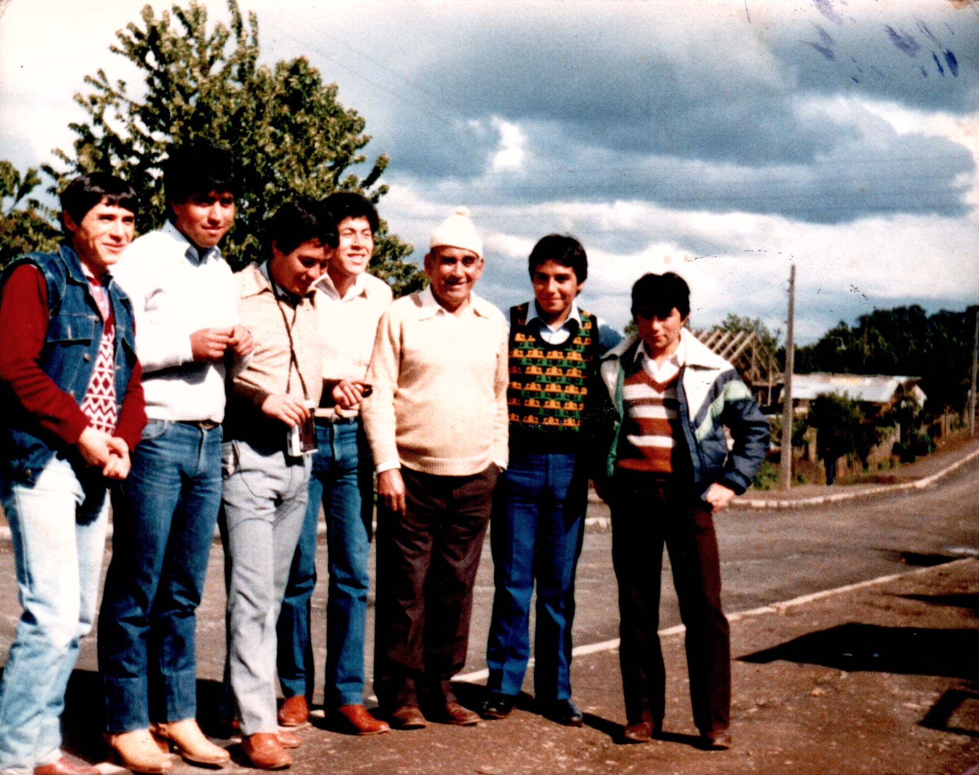 Vecinos por las calles de la población Schilling