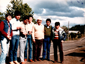 Vecinos por las calles de la población Schilling