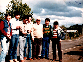 Vecinos por las calles de la población Schilling