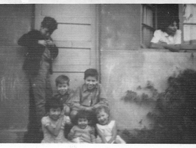 Niños jugando en el antejardin