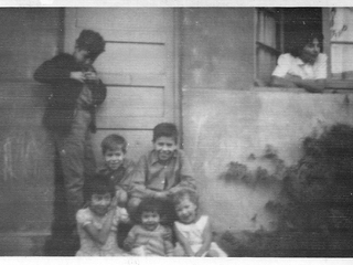 Niños jugando en el antejardin Niños jugando en el antejardin