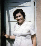 Eliana Ortiz en la puerta de su casa