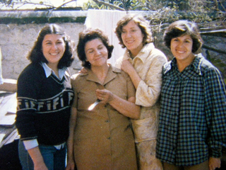 Eliana Ortíz junto a sus hijas