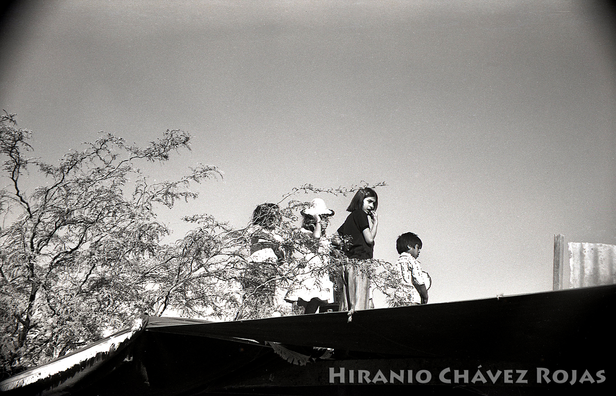 Niños mirando desde un techo Niños mirando desde un techo