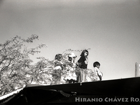 Niños mirando desde un techo