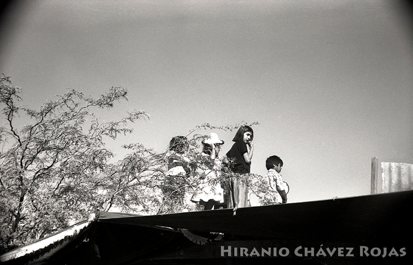 Niños mirando desde un techo