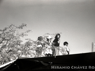 Niños mirando desde un techo