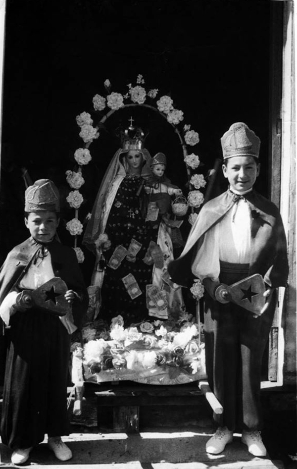 Morenos de Cavancha junto al altar