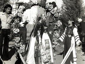 Altar con arco de flores