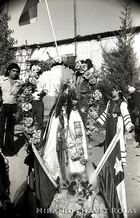 Altar con arco de flores