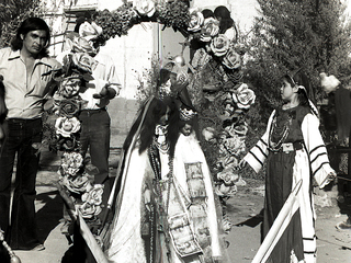 Altar con arco de flores Altar con arco de flores
