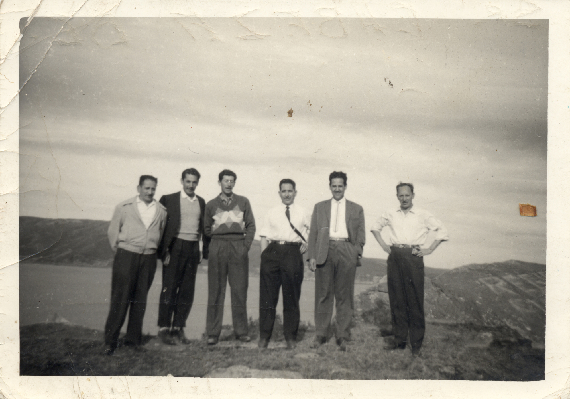 Grupo de amigos en paseo dominical Grupo de amigos en paseo dominical