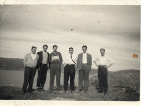 Grupo de amigos en paseo dominical Grupo de amigos en paseo dominical