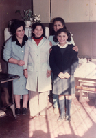 Claudia Aravena junto a su mamá y funcionarias de la Escuela de Corral Claudia Aravena junto a su mamá y funcionarias de la Escuela de Corral