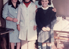Claudia Aravena junto a su mamá y funcionarias de la Escuela de Corral