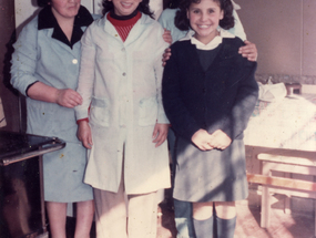 Claudia Aravena junto a su mamá y funcionarias de la Escuela de Corral