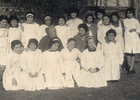Alumnas de sexto básico junto a su directora y profesora jefe Alumnas de sexto básico junto a su directora y profesora jefe
