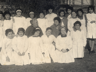 Alumnas de sexto básico junto a su directora y profesora jefe Alumnas de sexto básico junto a su directora y profesora jefe