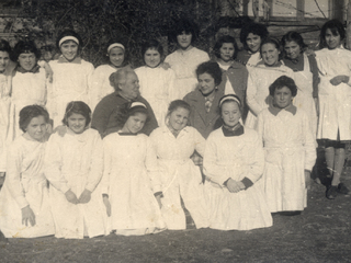 Alumnas de sexto básico junto a su directora y profesora jefe