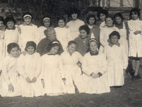 Alumnas de sexto básico junto a su directora y profesora jefe Alumnas de sexto básico junto a su directora y profesora jefe