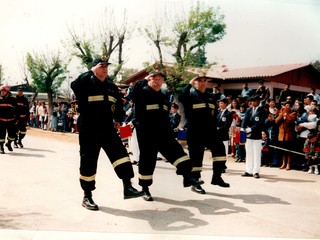 Desfile frente a la municipalidad