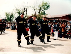 Desfile frente a la municipalidad