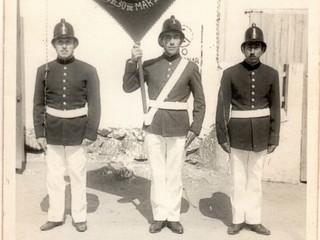 Frente al cuartel de bomberos