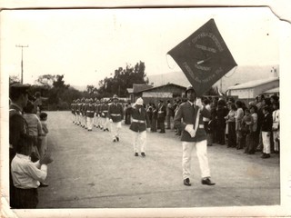 Desfile frente a la municipalidad